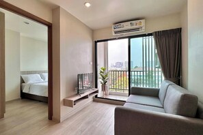 Căn hộ, 1 phòng ngủ | Bàn, bộ trải giường 