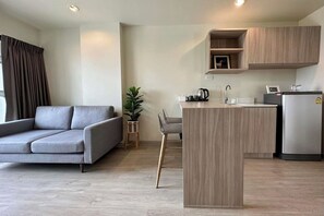 Căn hộ Tiêu chuẩn, 1 phòng ngủ | Bàn, bộ trải giường 