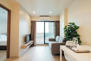 Departamento, 1 habitación | Escritorio y ropa de cama 