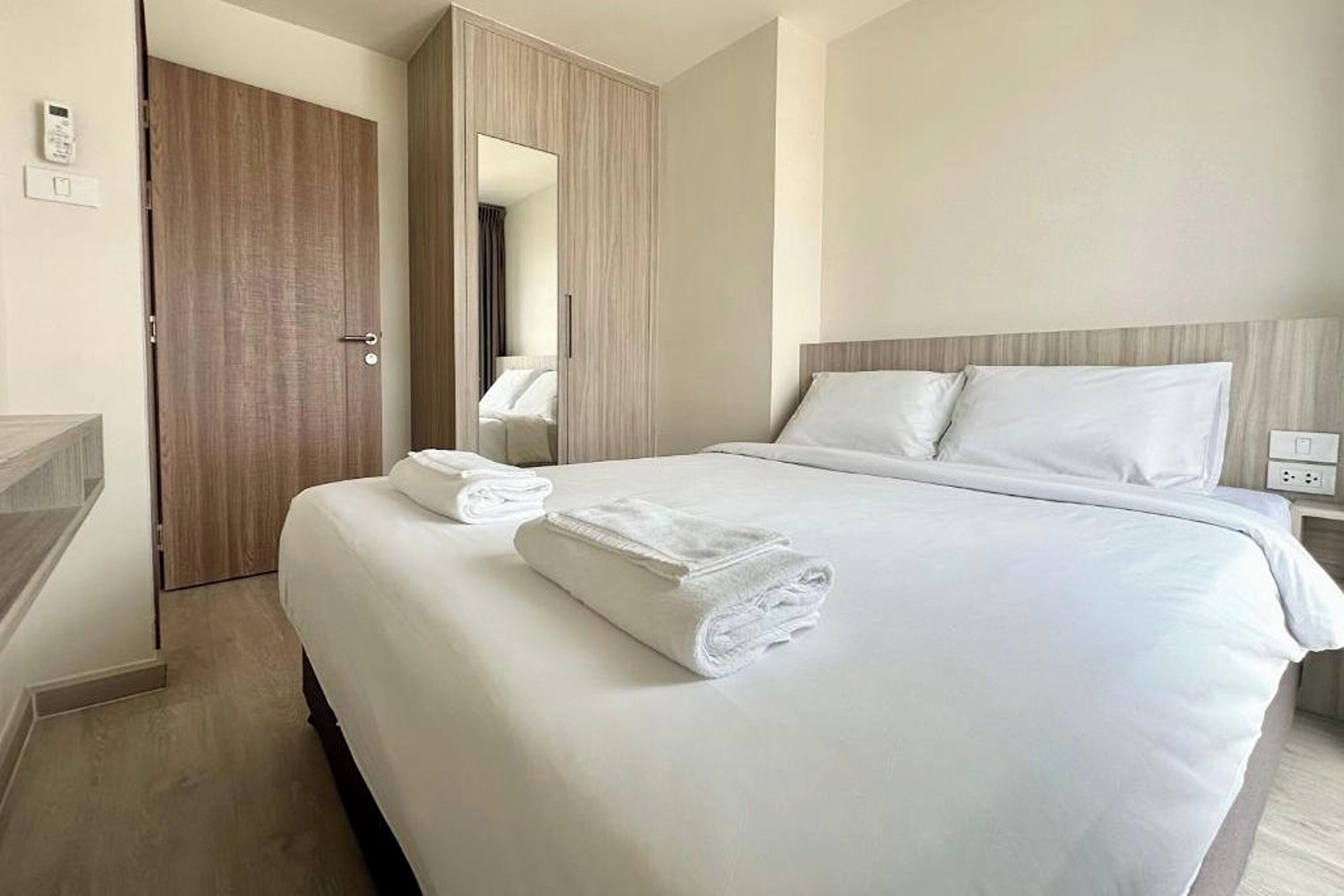 Departamento, 1 habitación | Escritorio y ropa de cama 