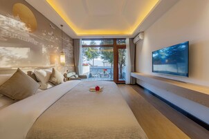 Habitación sénior doble, vistas a la colina | Escritorio, cortinas opacas, wifi gratis y ropa de cama