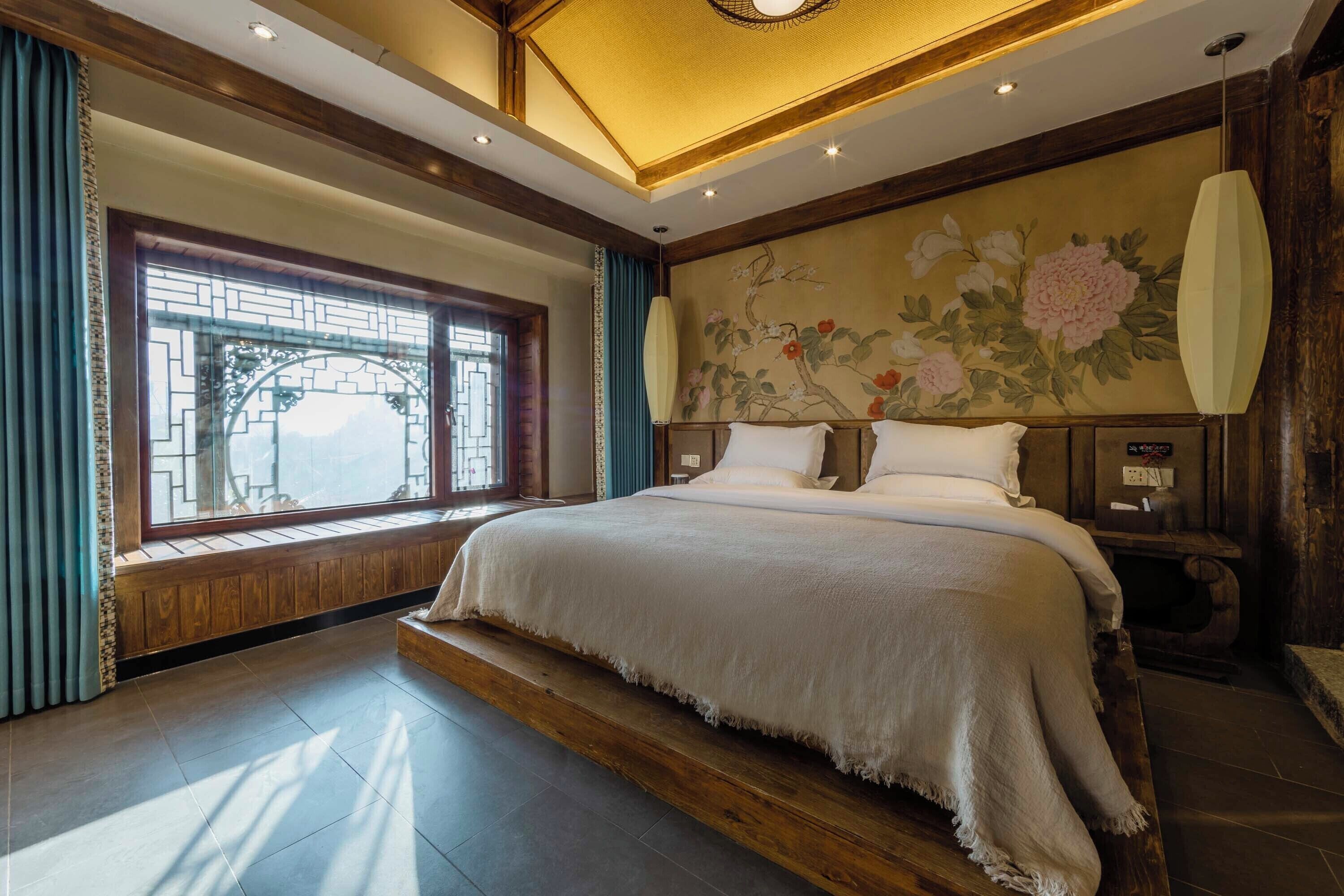 Luxury Twin Room, Hill View | Desk, blackout drapes, free WiFi, bed sheets