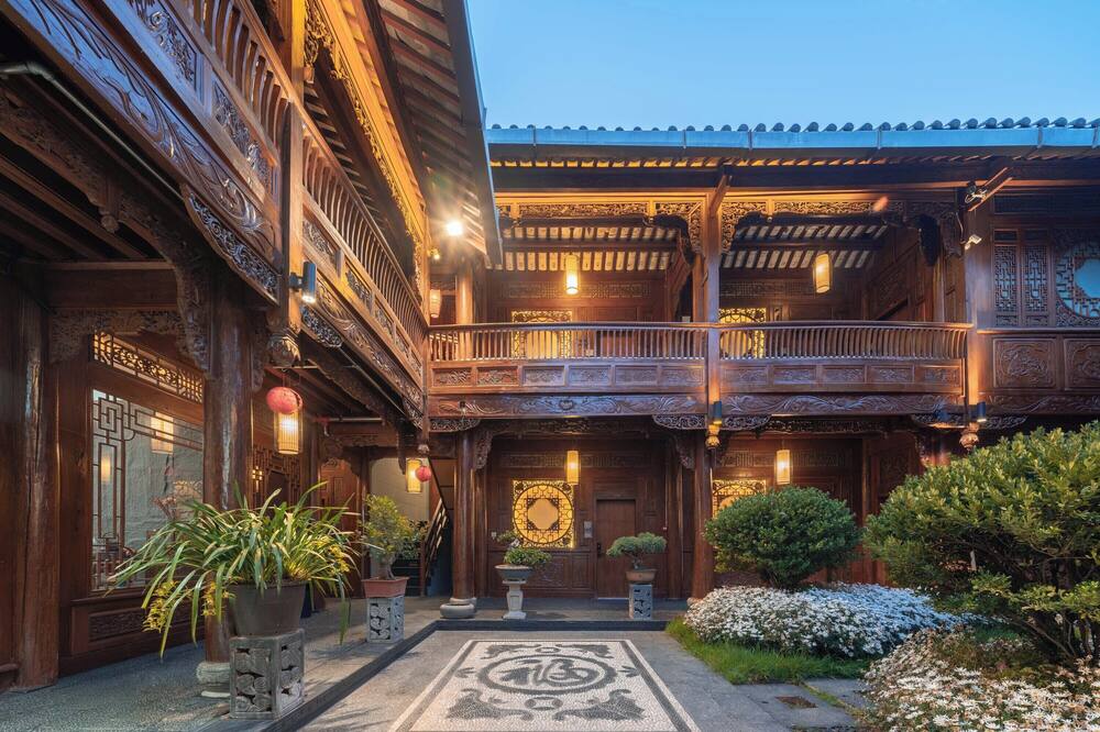 Yiyun Tingju Viewing Ancient Courtyard