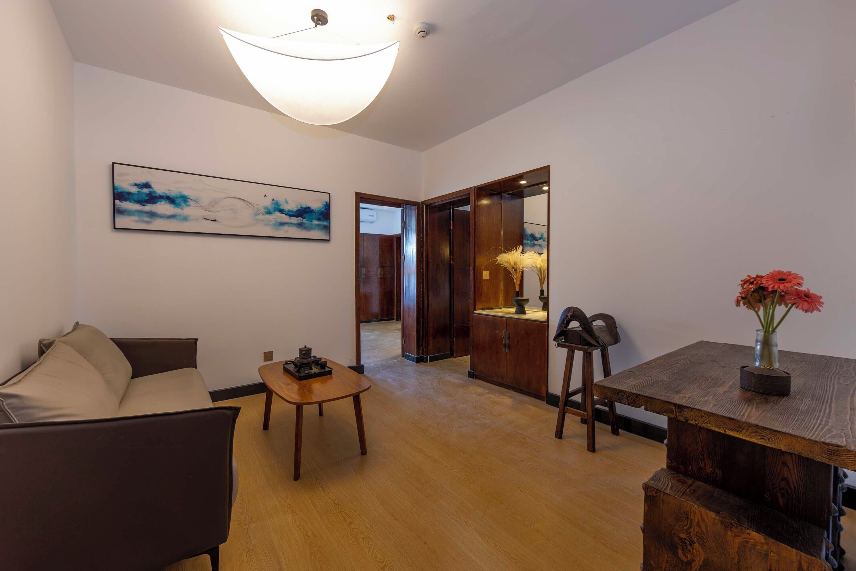 Suite Keluarga, pemandangan bukit | Meja kerja, tirai kedap cahaya, Wi-Fi gratis, dan seprai linen