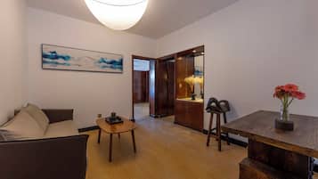 Suite Keluarga, pemandangan bukit | Meja kerja, tirai kedap cahaya, Wi-Fi gratis, dan seprai linen