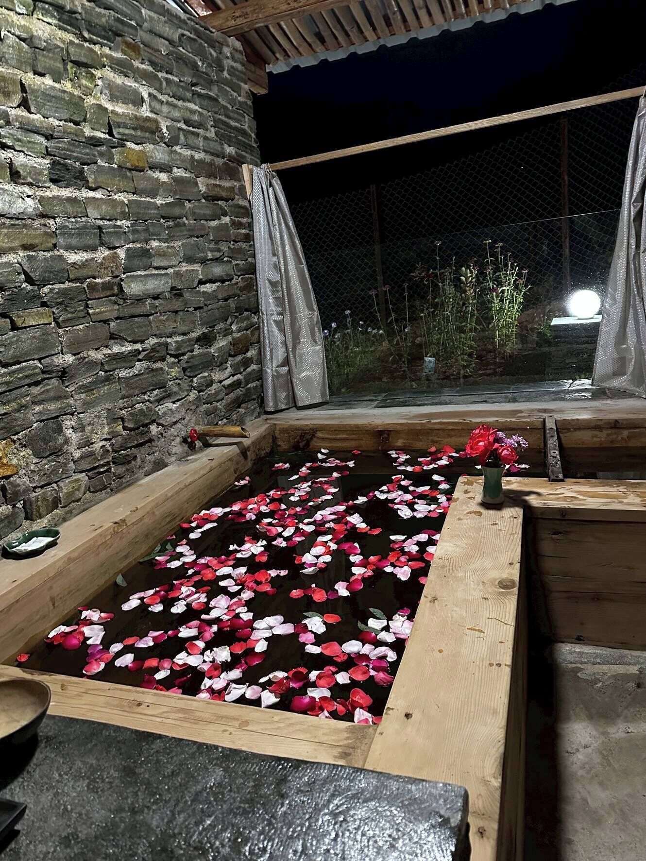 Deluxe Double Room, Balcony, Mountain View | Private spa tub