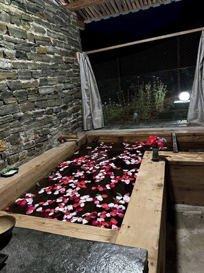 Quarto casal luxo, sacada, vista para a montanha | Banheira de hidromassagem particular