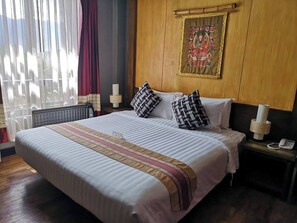 Quarto casal luxo, sacada, vista para a montanha | Ferros/tábuas de passar roupa, Wi-Fi de cortesia