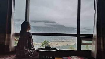 Quarto casal luxo, sacada, vista para a montanha | Ferros/tábuas de passar roupa, Wi-Fi de cortesia