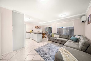 テレビ、書斎 / ワークスペース