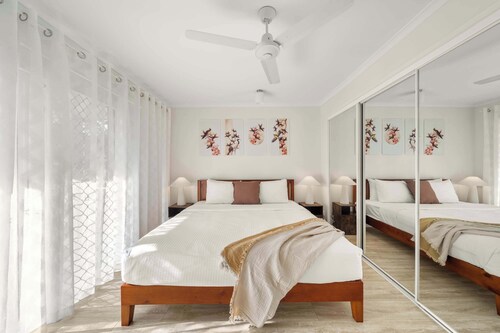 Sunshine Hideaway - Walk to Mooloolaba or Alex