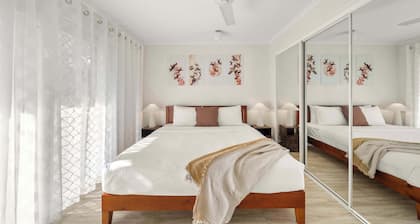 Sunshine Hideaway - Walk to Mooloolaba or Alex