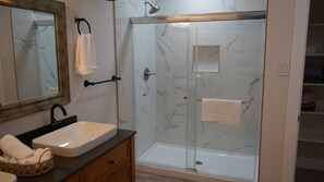 Hair dryer, towels, soap, toilet paper - Spacious 4-bedroom house with AC in gorgeous San Antonio close to Sea World. (San Antonio)