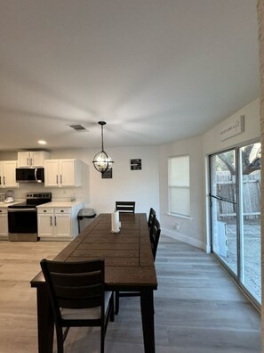 Private kitchen - Spacious 4-bedroom house with AC in gorgeous San Antonio close to Sea World. (San Antonio)