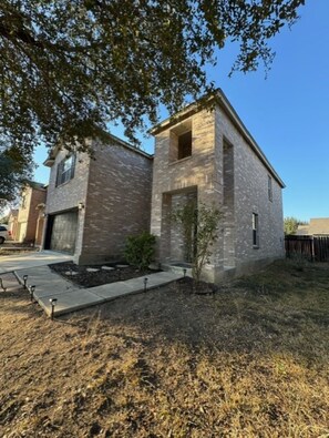 Exterior - Spacious 4-bedroom house with AC in gorgeous San Antonio close to Sea World. (San Antonio)