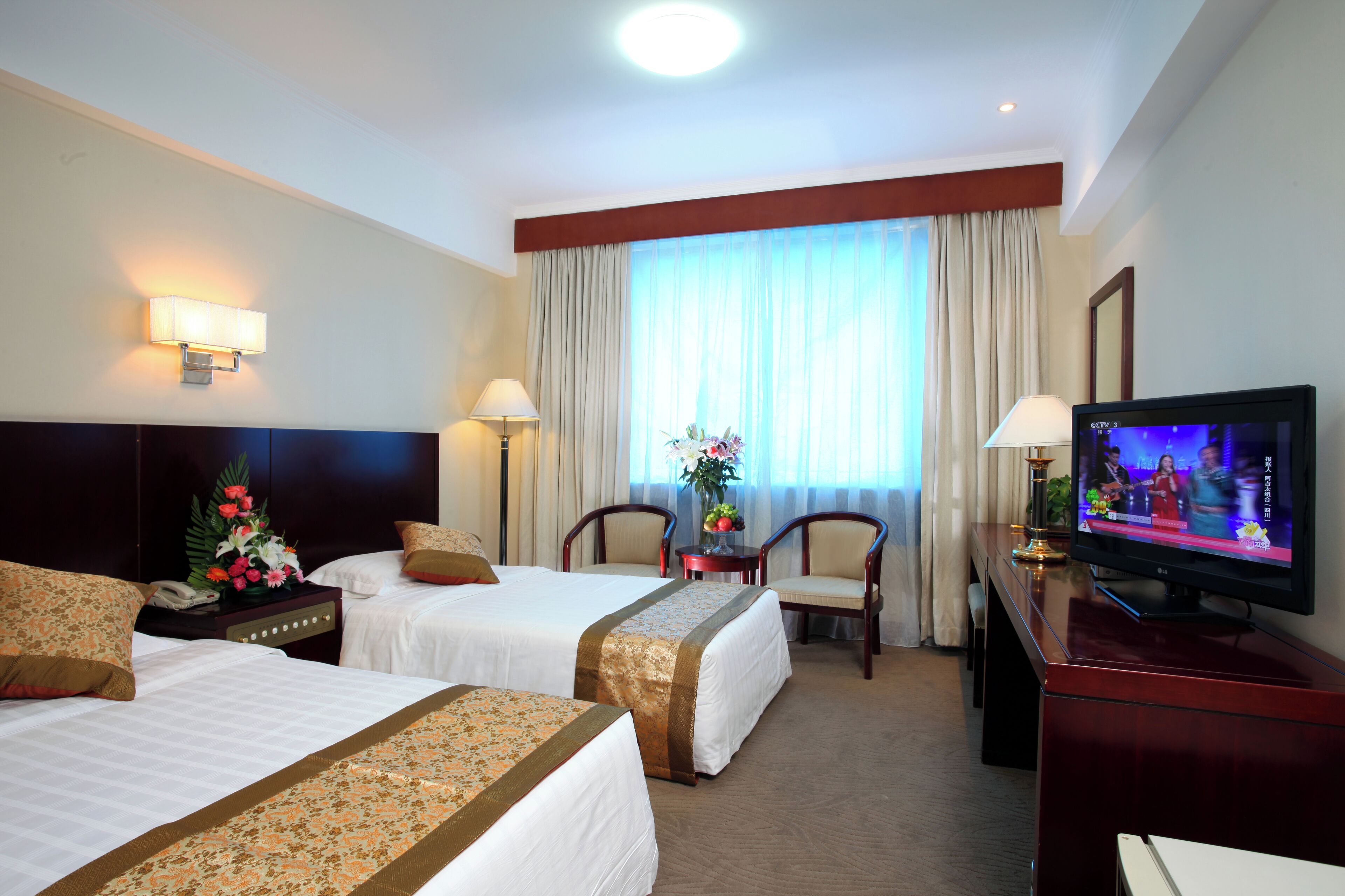 Standardværelse med 2 enkeltsenge | Pengeskab på værelset, skrivebord, arbejdsområde til bærbare computere