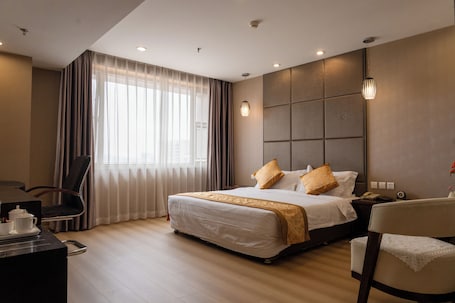 Cubrecamas, caja de seguridad en la habitación y escritorio . SHENGLI HOTEL BEIJING