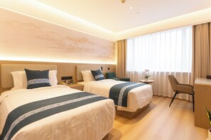 Superior-suite | Pengeskab på værelset, skrivebord, arbejdsområde til bærbare computere