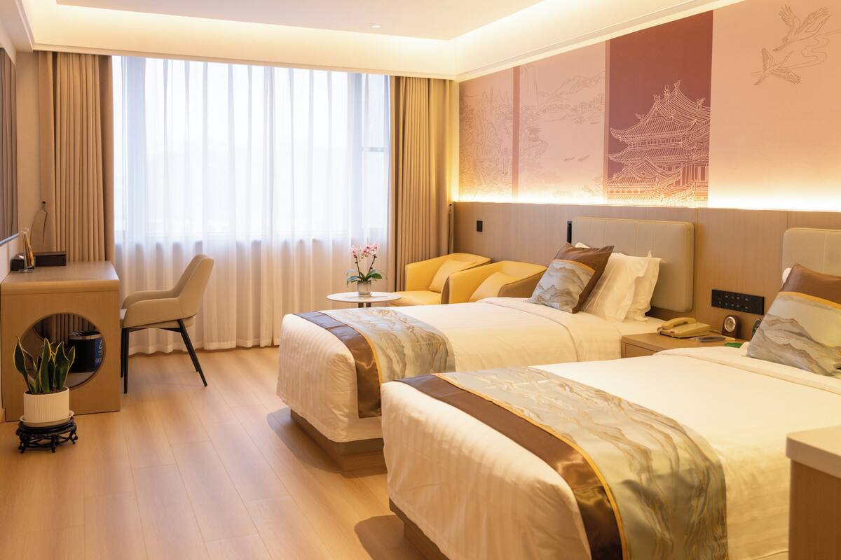 Superior-værelse med 2 enkeltsenge | Pengeskab på værelset, skrivebord, arbejdsområde til bærbare computere