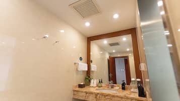 Family Suite | Bathroom | Hair dryer, bathrobes, slippers, towels