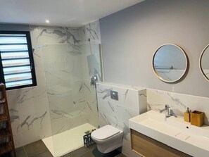Shower, towels - Villa JoCeline - 4bed - 3bath - heated pool - near beach (Saint-Paul)