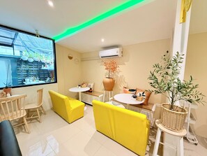 Breakfast, lunch, dinner served; local cuisine  - Hostel 159 (Bangkok)
