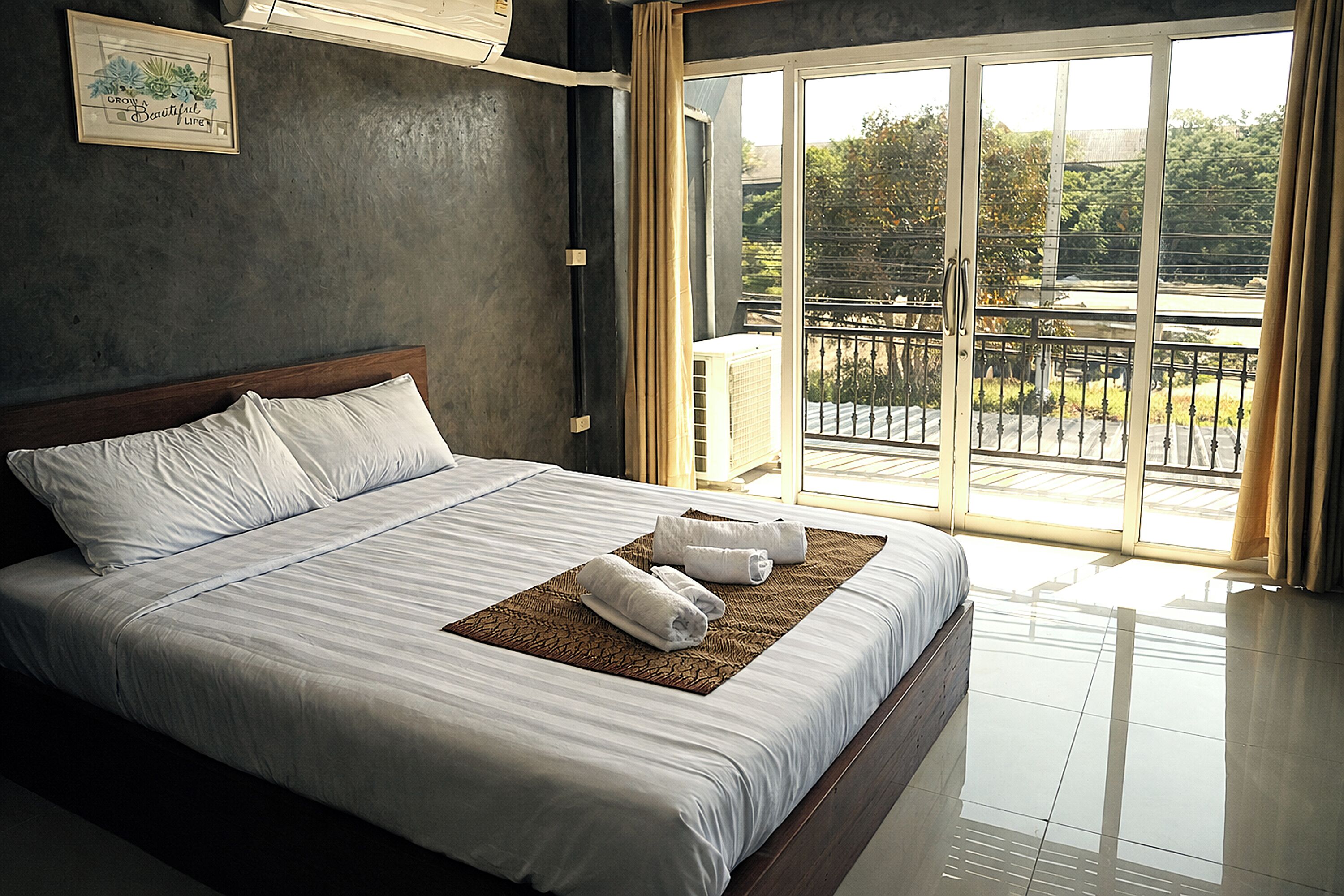 Deluxe-Doppelzimmer | Schreibtisch, Zustellbetten, kostenloses WLAN, Bettwäsche