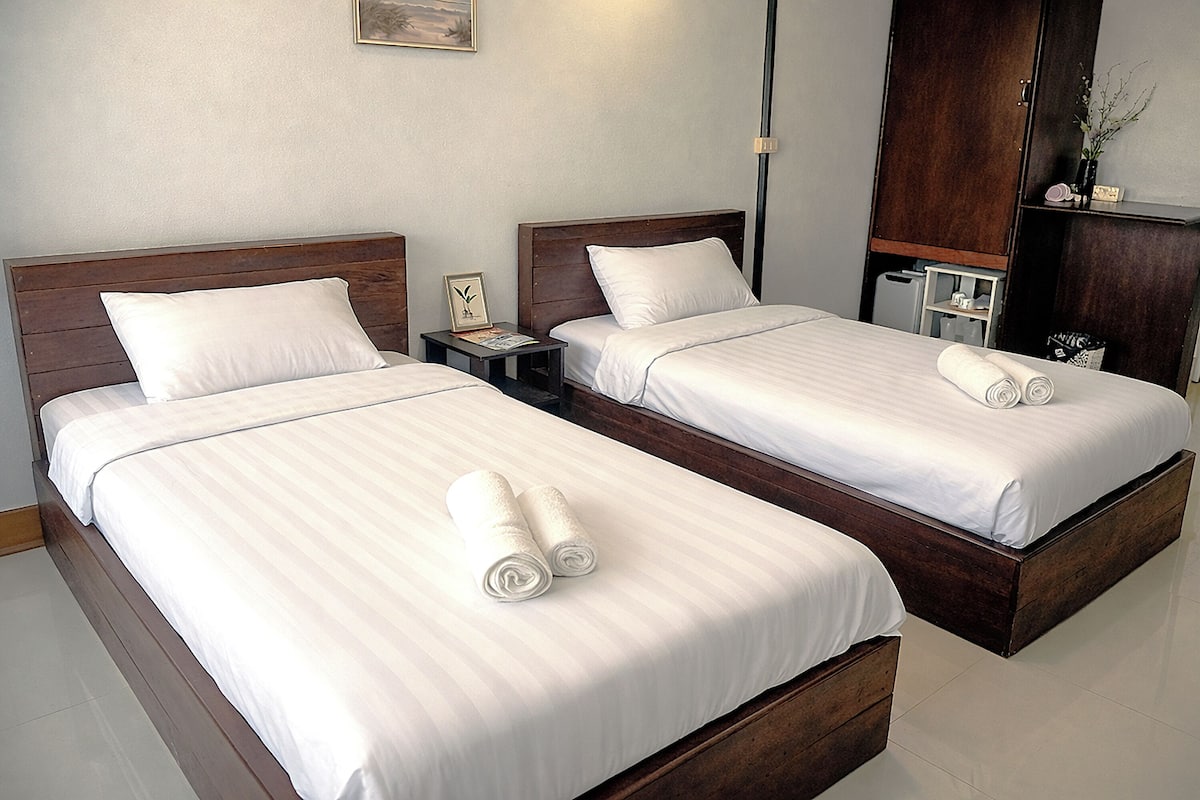 Deluxe-Zweibettzimmer | Schreibtisch, Zustellbetten, kostenloses WLAN, Bettwäsche