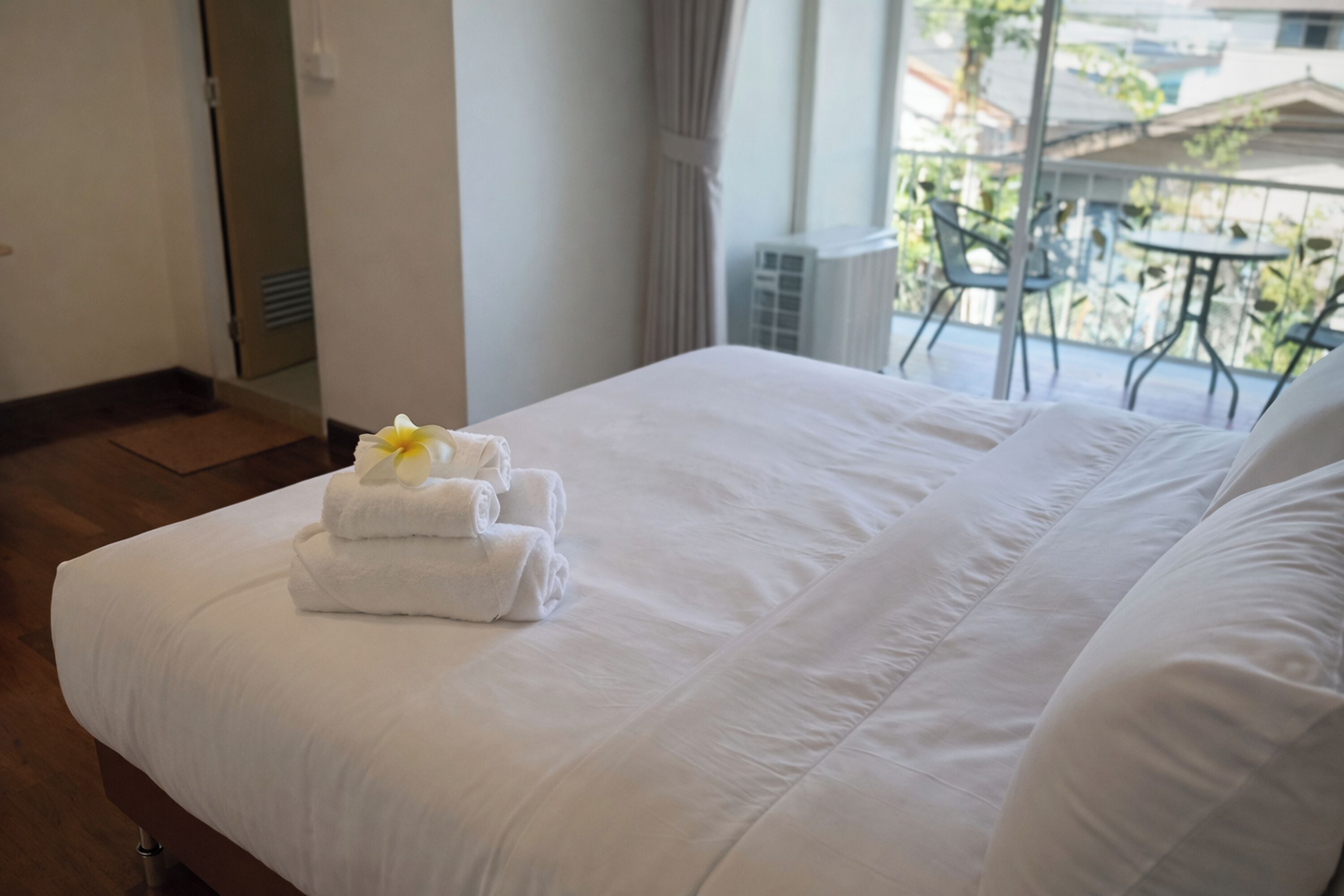 ميني بار ومكتب و ستائر تعتيم ومكواة/لوح كي