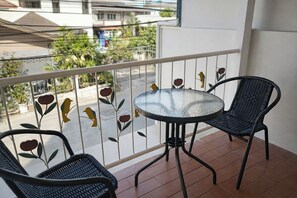Premier Double Room | Balcony - Family Hostel (Chiang Rai)