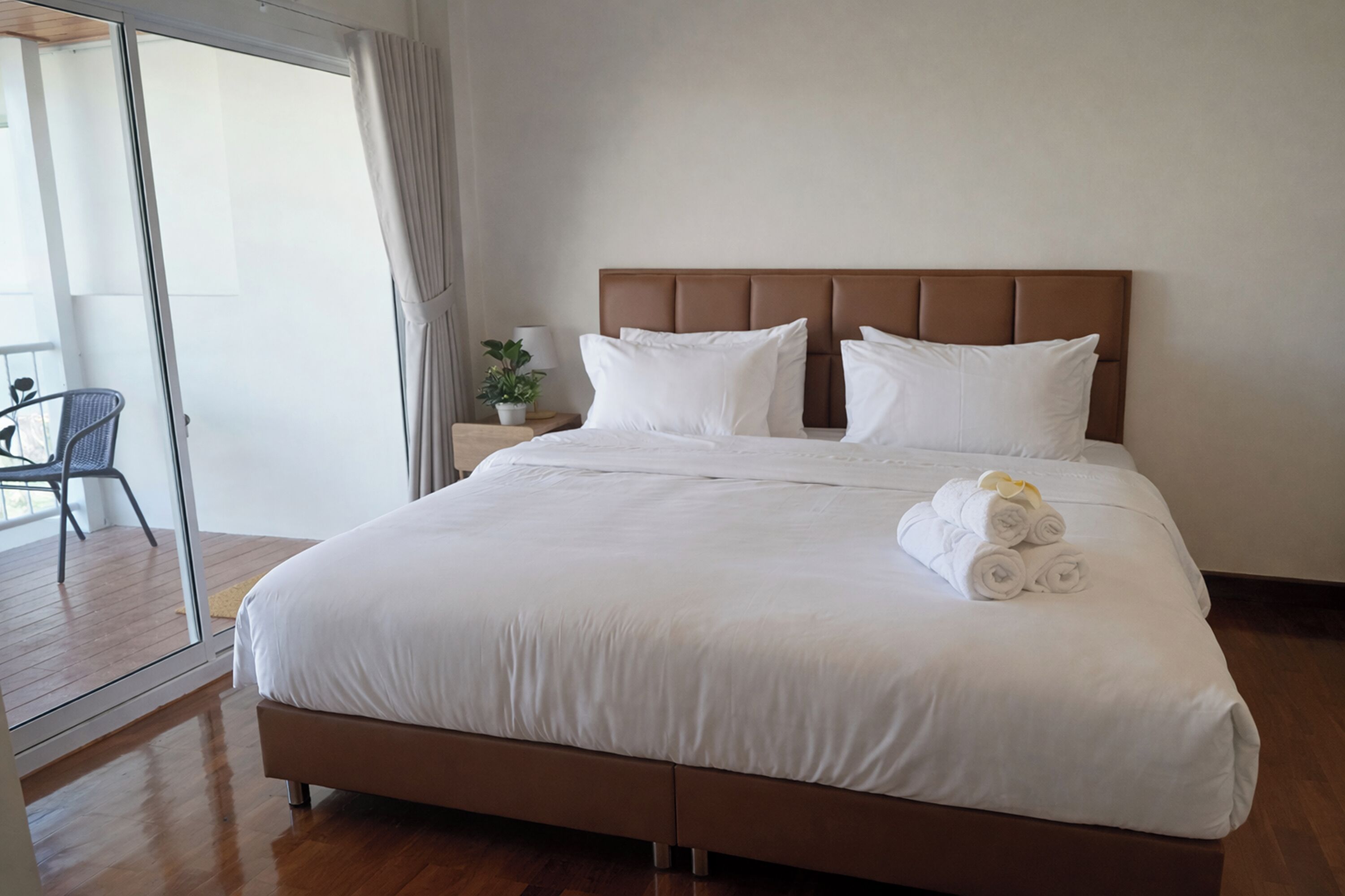 尊贵双人房 | 迷你吧、办公桌、遮光窗帘、熨斗/熨板