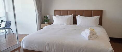 尊贵双人房 | 迷你吧、办公桌、遮光窗帘、熨斗/熨板