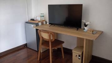 Premier Double Room | Minibar, desk, blackout curtains, iron/ironing board