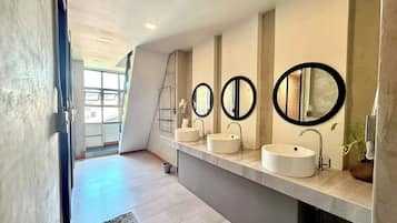 Shared Dormitory | Bathroom | Shower, free toiletries, towels, soap