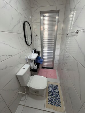 Secadora de cabello, toallas, jabón, papel de baño 