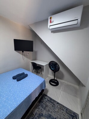 1 bedroom, iron/ironing board, Internet, bed sheets - AmazHost - Blue house ideal for couples with Wi-Fi (Belém)