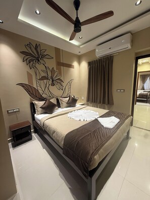 Desk, laptop workspace, free WiFi - Sasirekha Residency & Homestay (Puducherry)