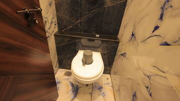 Familieleilighet, balkong, byutsikt | Bad | Dusj