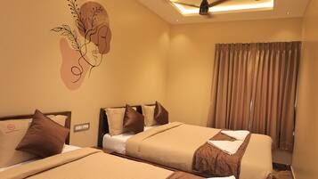 Familieleilighet, balkong, byutsikt | Skrivebord, skrivebord for bærbar PC og wi-fi (inkludert)