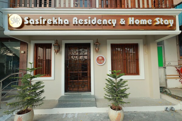 Ένα κτίριο με μια πινακίδα που αναγράφει: «Sasirekha Residency & Home Stay».