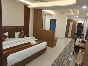 Habitación Premium doble | Espacio para trabajar con un portátil y cortinas opacas