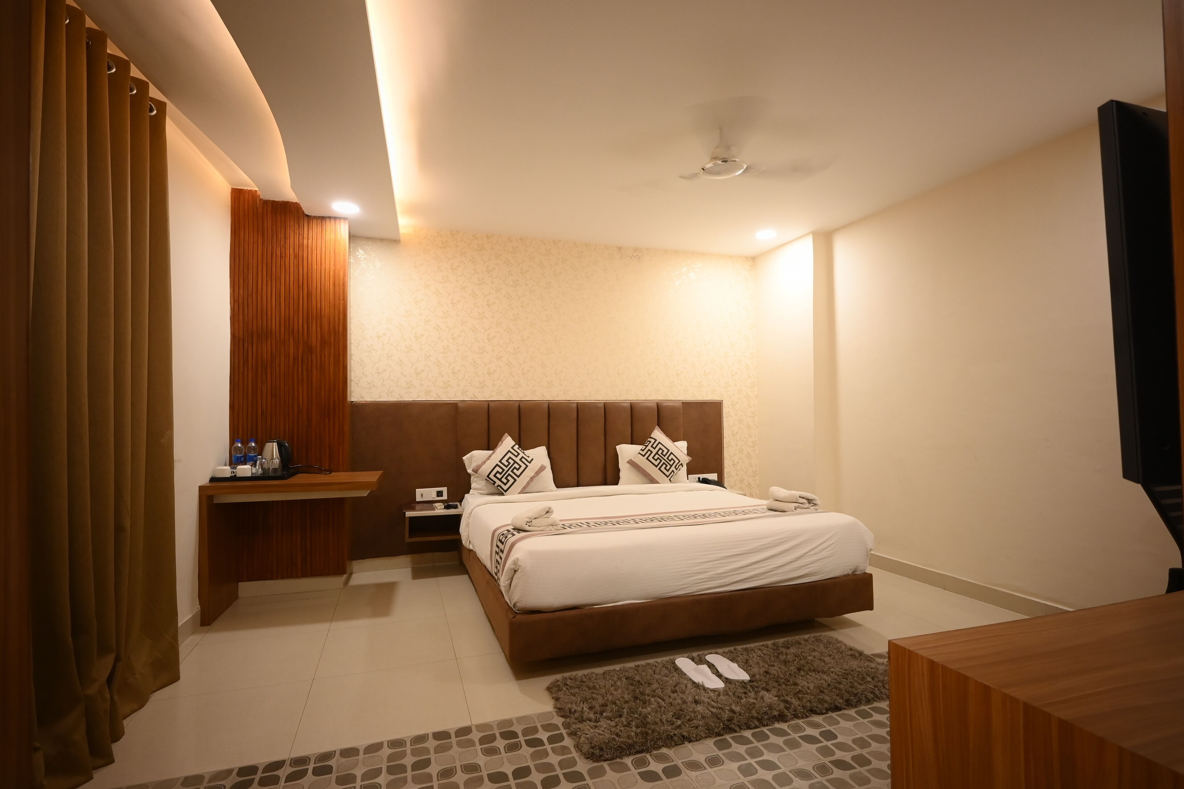 Luksussuite, byutsikt | Skrivebord for bærbar PC, blendingsgardiner og lydisolert