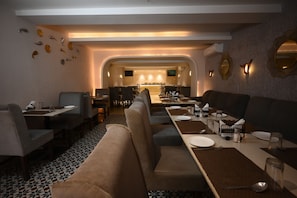 Dining - HOTEL SANTOOR (Varanasi)