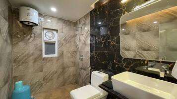 Family Twin Room | Bathroom | Shower, free toiletries, slippers, towels