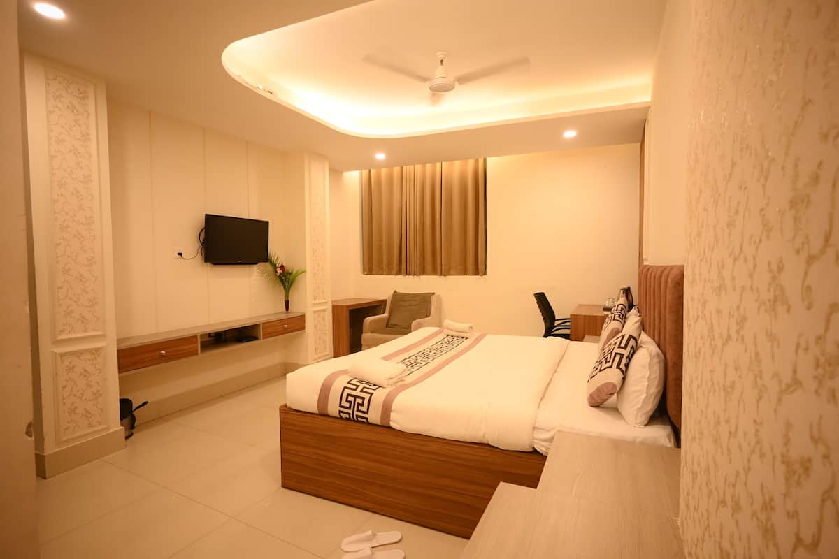Deluxe Double Room, City View | Laptop workspace, blackout drapes, soundproofing, iron/ironing board