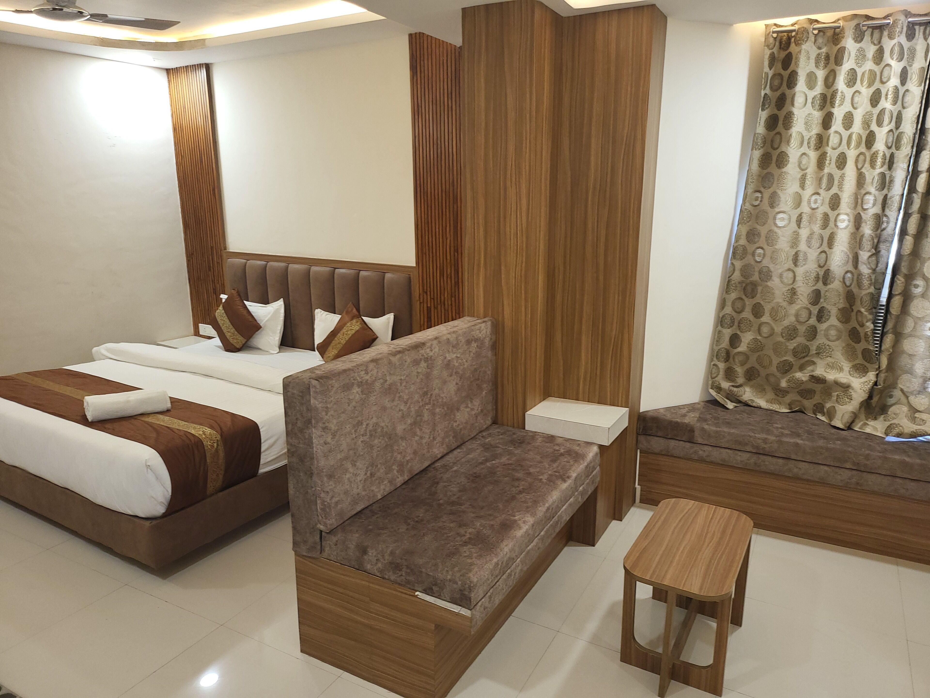 プレミアム ダブルルーム | ノートパソコン用作業スペース、遮光カーテン、防音設備、アイロン / アイロン台