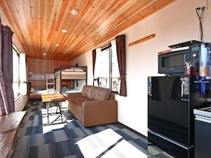 Casa rodante básica, balcón, vista al lago | Interior