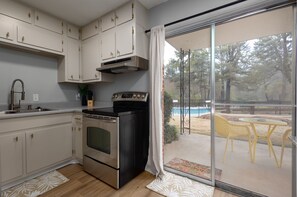 Four à micro-ondes, un four, surface de cuisson, lave-vaisselle