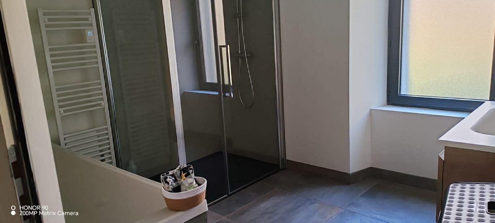 Dusj, hårføner, håndklær og såpe