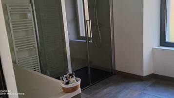 Dusj, hårføner, håndklær og såpe